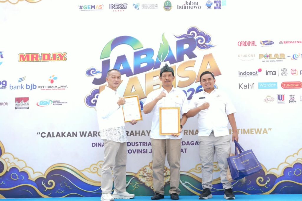 Penyerahan sertifikat SNI Pasar Rakyat oleh Pemprov Jawa Barat di JABAR KABISA 2026, Sport Jabar Arcamanik Bandung
